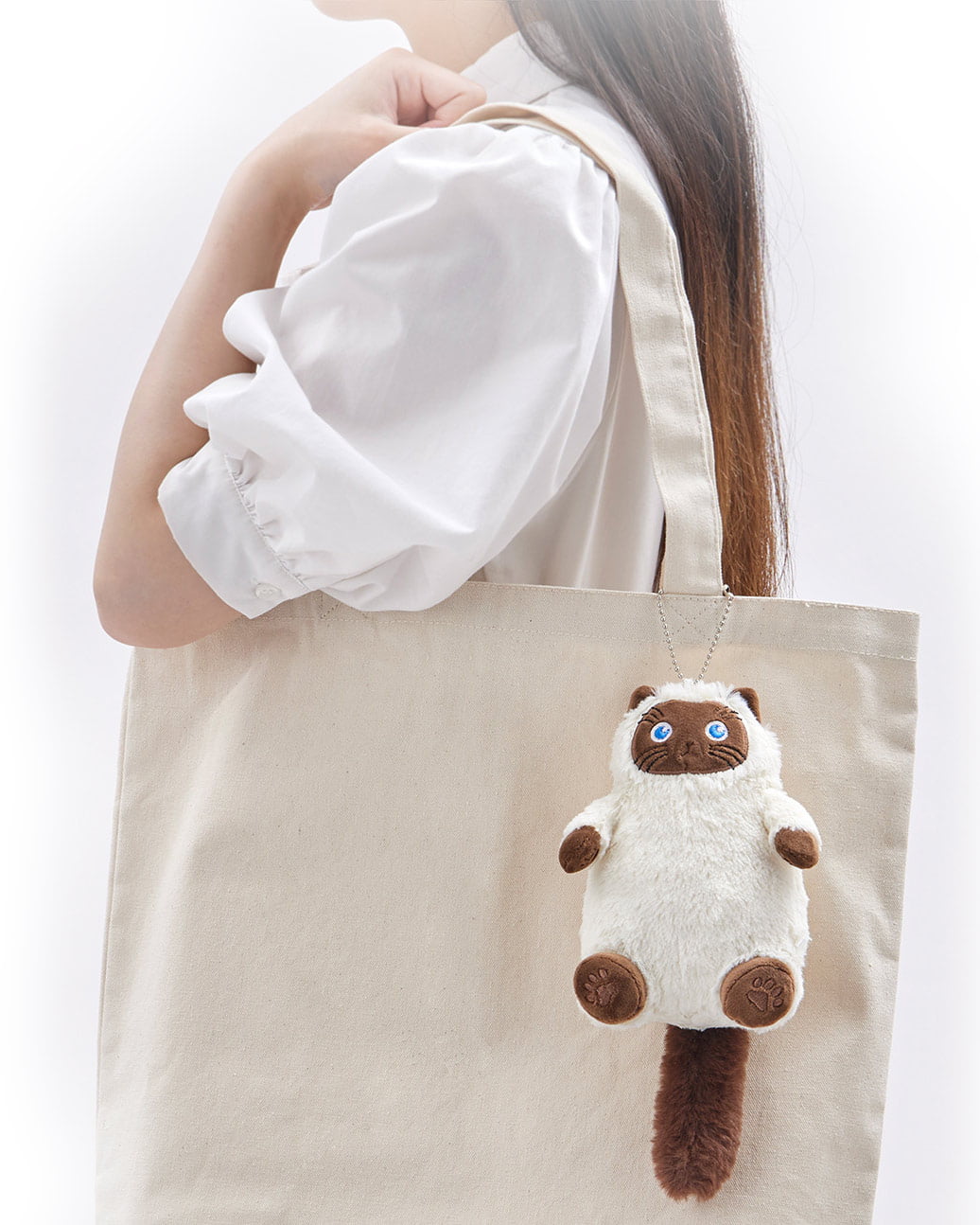 カルピン ぬいぐるみマスコット実物画像(トートバックにぶら下げた画像です)